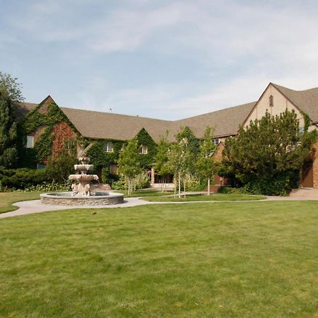 Black Swan Inn Luxurious Theme Rooms Поукателоу Екстериор снимка