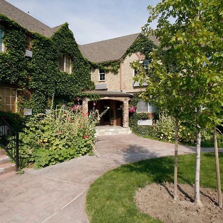 Black Swan Inn Luxurious Theme Rooms Поукателоу Екстериор снимка