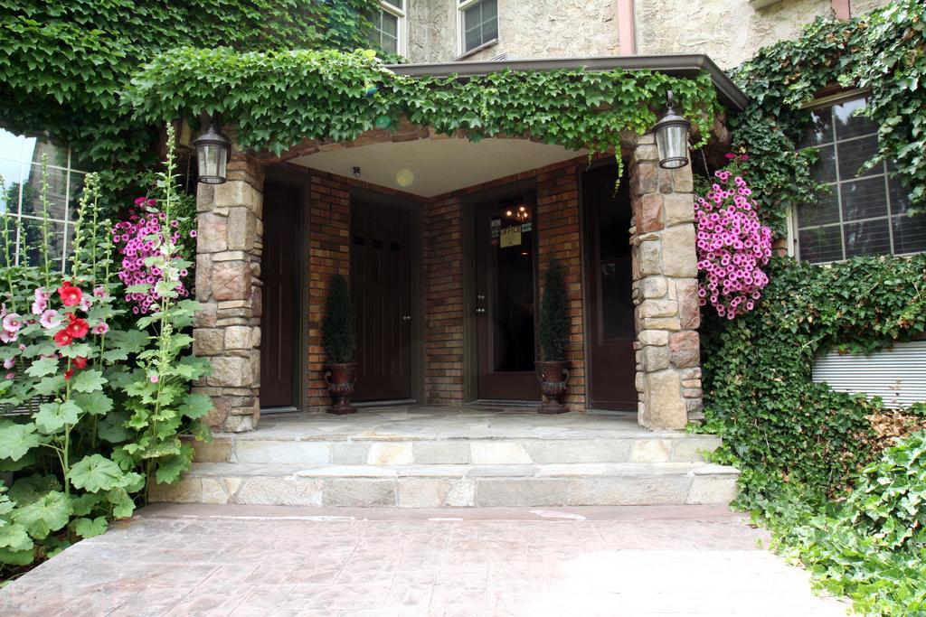 Black Swan Inn Luxurious Theme Rooms Поукателоу Екстериор снимка