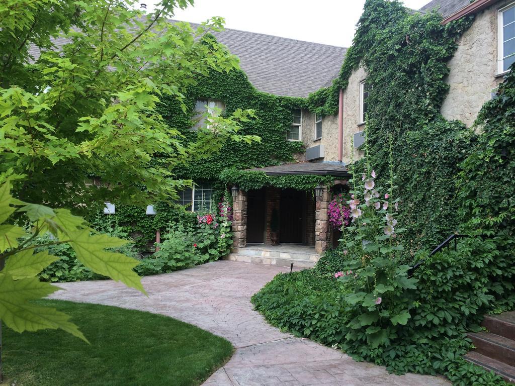 Black Swan Inn Luxurious Theme Rooms Поукателоу Екстериор снимка