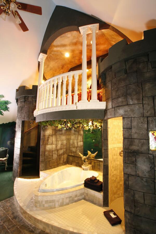 Black Swan Inn Luxurious Theme Rooms Поукателоу Екстериор снимка