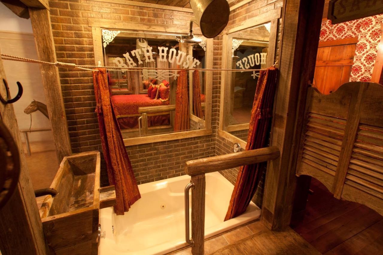 Black Swan Inn Luxurious Theme Rooms Поукателоу Екстериор снимка
