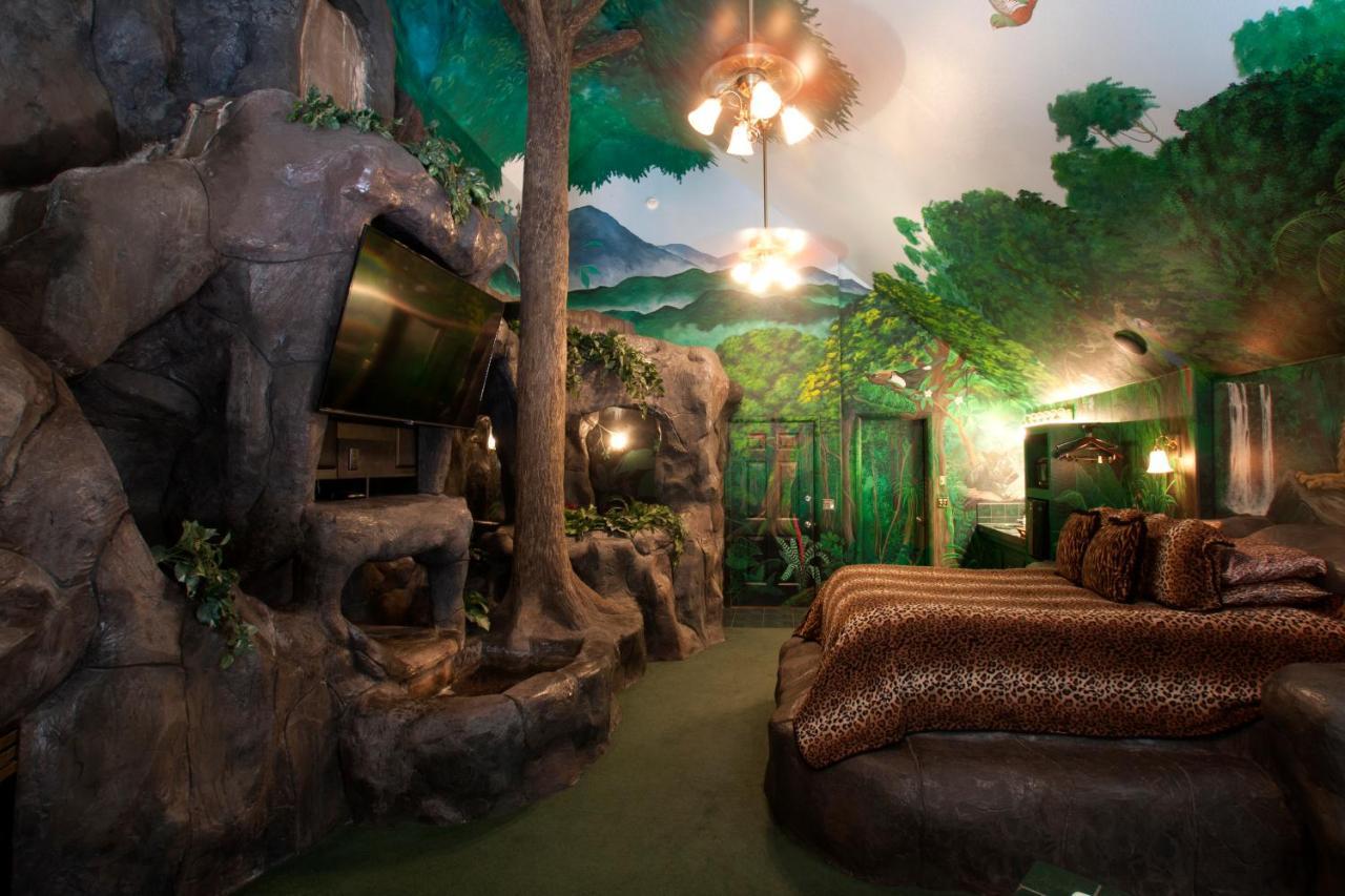 Black Swan Inn Luxurious Theme Rooms Поукателоу Екстериор снимка