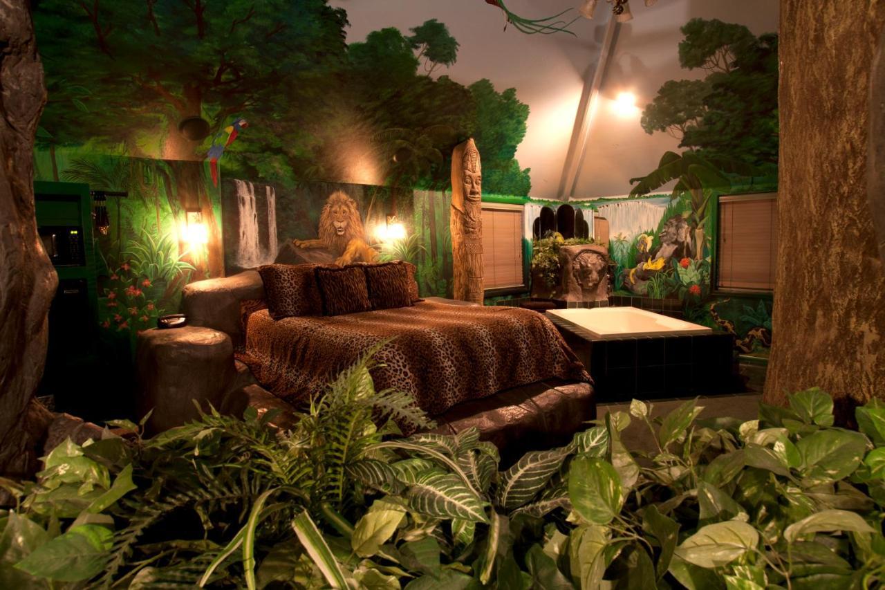 Black Swan Inn Luxurious Theme Rooms Поукателоу Екстериор снимка