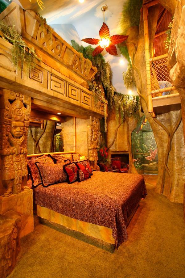 Black Swan Inn Luxurious Theme Rooms Поукателоу Екстериор снимка
