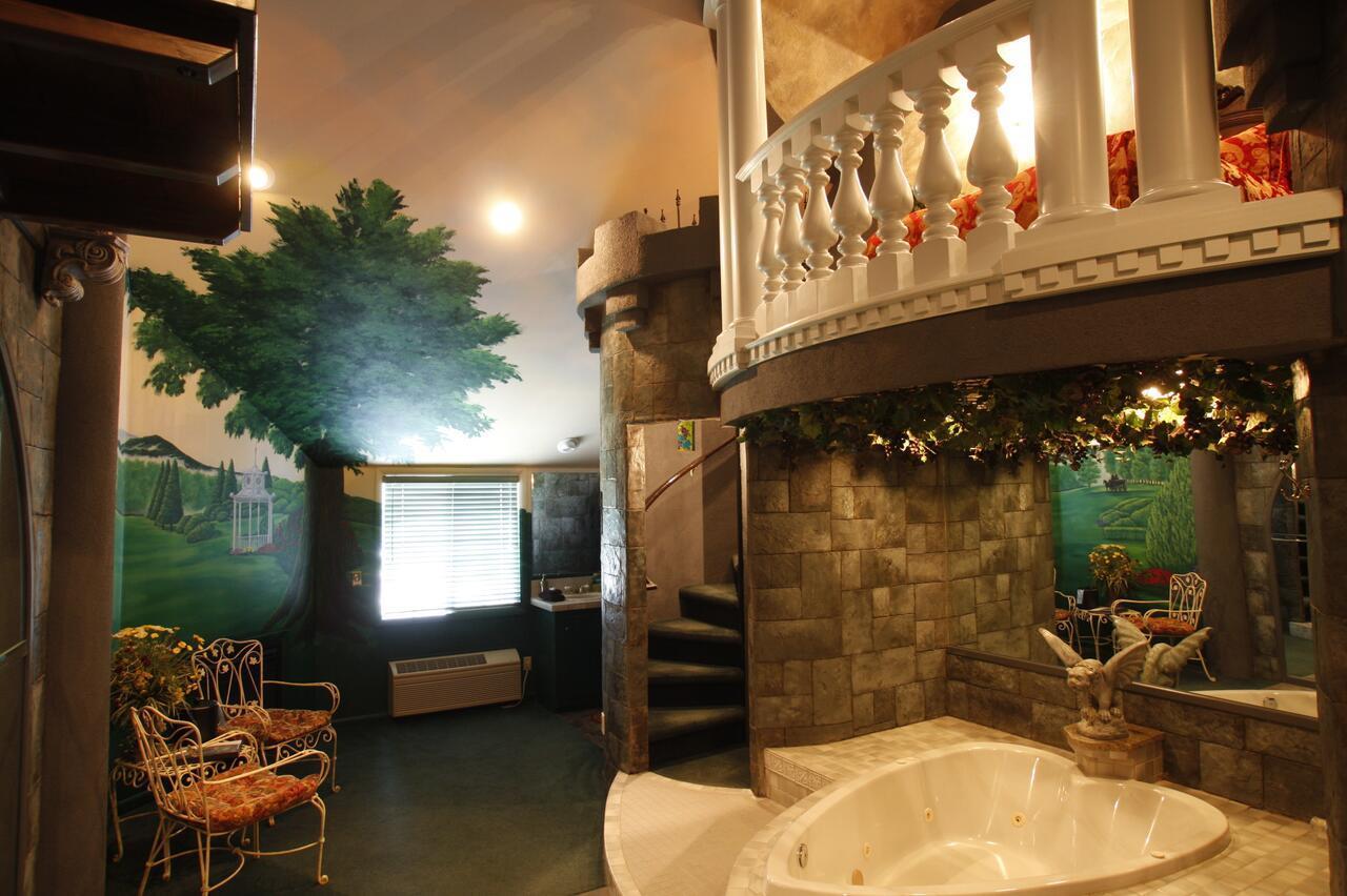 Black Swan Inn Luxurious Theme Rooms Поукателоу Екстериор снимка